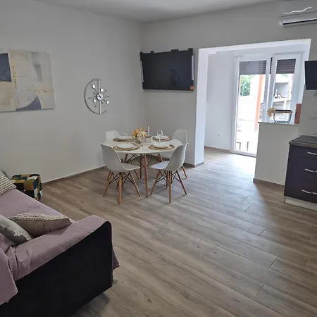 Dorothy Apartment *